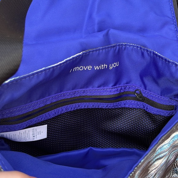 - Ivivva cross body bag with an adjustable strap - Picture 5 of 6